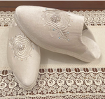 BABOUCHE FEMME EN VELOUR BLANC PERLÉE AVEC BRODERIE MAROCAINE - Panier d'Orient épicerie orientale en ligne