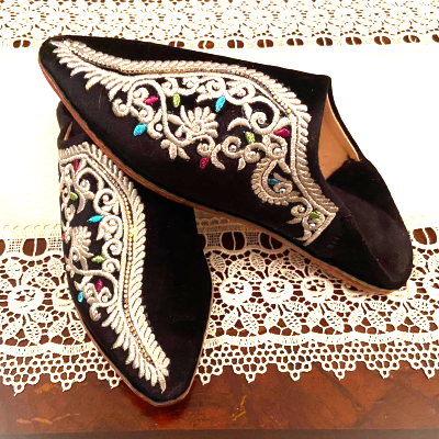 BABOUCHE FEMME EN VELOUR NOIR AVEC BRODERIE MAROCAINE
